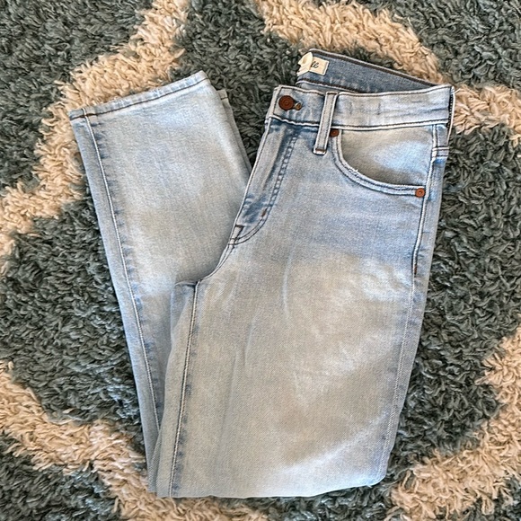 Madewell Denim - Mid-Rise Classic Straight Jeans in Wellingford Wash: Knee-Rip Edition